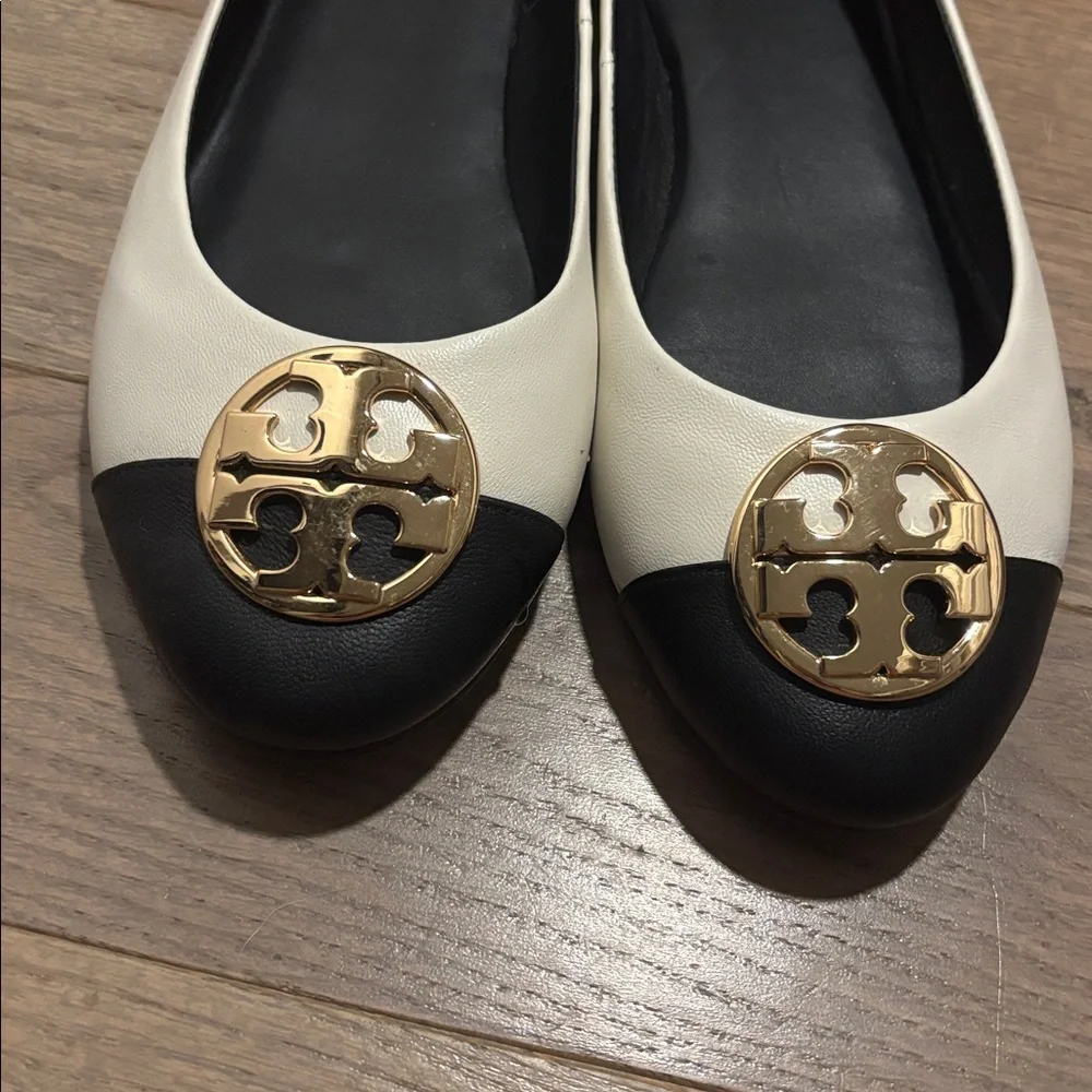 Tory Burch Chelsea ivory and Black gold Logo cap Toe Ballet Flats - Picture 4 of 7